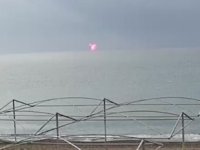 Deniz üzerinde belli aralıklarla ortaya çıkıyor, çıplak gözle seçilemiyor