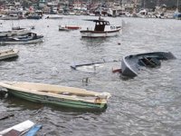 Foça'da fırtına nedeniyle tekneler battı