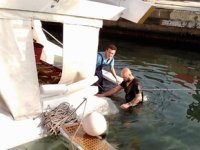 İzmir'de su alan ve içinde 3 kişi bulunan tekne kurtarıldı