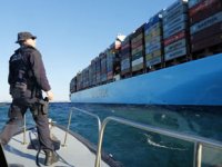 Arızalanan Maersk Elba isimli konteyner gemisi, tersaneye çekildi