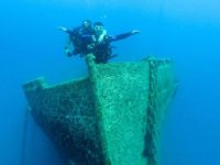 Sualtı tutkunları, Antalya'daki tarihi batıkta hatıra fotoğrafı çekiyor