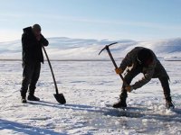 Donan Çıldır Gölü’nde eskimo usulü balık avı başladı