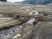 Baraj buharlaştı, tarihi köprü ortaya çıktı