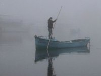 Balıkçılar, siste gölde kaybolmamak için teknolojiden yararlanıyor