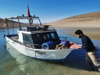 Koronavirüsten korunmak için baraj gölündeki adacığa yerleşti