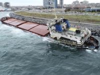 Zeytinburnu'nda karaya oturan gemi kurtarılmayı bekliyor