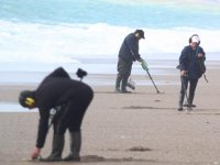 Dev dalgalar eşliğinde sahilde define aradılar