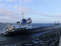 Zeytinburnu'nda karaya oturan gemi yan yattı