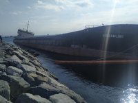 Zeytinburnu’nda yan yatan gemiye halatlarla önlem alındı