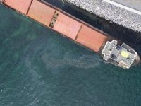 Zeytinburnu'nda karaya oturan gemideki sızıntı nedeniyle denizin rengi değişti