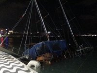 İzmir'de fırtına nedeniyle tekne yan yattı