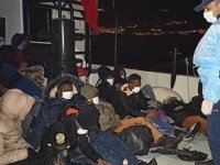 İzmir açıklarında 49 düzensiz göçmen yakalandı