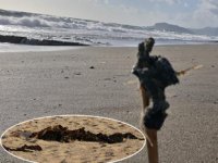 Alanya’da sahilde ayaklara yapışan zift şaşkına çevirdi