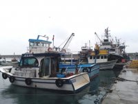 Balıkçılar, fırtına nedeniyle limana sığındı