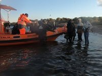 Adalarda mahsur kalan göçmenler kurtarıldı