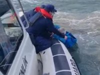 Çanakkale’de teknesi batan balıkçıyı Sahil Güvenlik ekipleri kurtardı