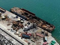 Derin Deniz isimli yük gemisi parçalara ayrılıyor