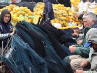 Av sezonu bitti, balıkçılar gelecek sezon için ağları bakıma aldılar