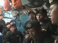 Endonezya'da batan denizaltıdaki mürettebatın şarkı söylediği görüntüler ortaya çıktı