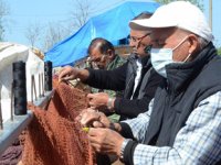 Sezonu bitiren balıkçılar ağlarını tamire başladı
