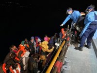 Çanakkale açıklarında 56 düzensiz göçmen kurtarıldı