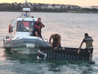 Kendi yaptıkları sal ile denizde mahsur kaldılar