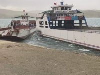 Keban Baraj Gölü’nde fırtına nedeniyle feribotlar çatıştı