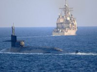 ABD savaş gemilerinden İran botlarına uyarı ateşi açıldı