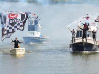 Beşiktaş taraftarları, Sakarya Nehri'nde teknelerle şampiyonluk turu attı