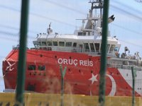 Oruç Reis sismik araştırma gemisi, ikmal için Antalya Limanı'na yanaştı