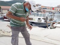 Balıkçılar, yırtılan ve kopan ağları nakış nakış işliyor