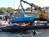 Ayvalık'ta batan tekneler vinç yardımıyla çıkartılıyor
