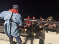 İzmir açıklarında lastik bottaki 23 göçmen kurtarıldı