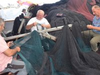 Ordulu balıkçılar, sezon sonrası yıpranan ağlar onarıyor