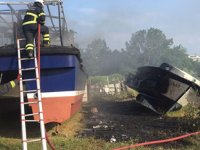 Bakıma alınan tekne ve sandalda yangın çıktı