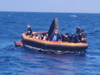 İzmir açıklarında 74 düzensiz göçmen kurtarıldı