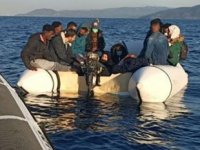 İzmir açıklarında 17 düzensiz göçmen kurtarıldı