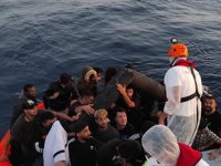 İzmir açıklarında 124 düzensiz göçmen yakalandı