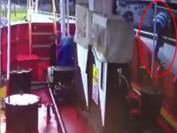 Tekneden tekneye atlamak isterken denize düşen kişi yaşamını yitirdi