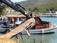 Milas'ta doğal limandaki iskeleler söküldü, balıkçılar açıkta kaldı