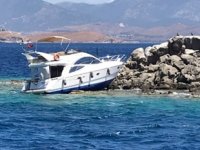 Bodrum’da 16 metrelik yat, kayalıklara oturdu