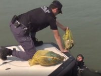 Dalgıç polisler, İzmit Körfezi'nde dip temizliği yaptı