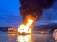 Antalya’da ‘Domino’ isimli tur teknesi alev alev yandı