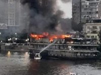 Nil Nehri’ndeki gemi alev alev yandı