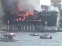 Nil Nehri’nde bir yolcu teknesi alev alev yandı