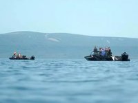 Rusya'da turistleri taşıyan helikopter göle düştü