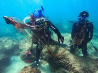 Doğu Akdeniz'de dalış yapan gönüllüler, su altını hayalet ağlardan arındırıyor