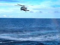 Uçak gemisinden kalkan ABD helikopteri denize düştü