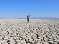 Marmara Gölü kurudu, zemininde derin yarıklar oluştu