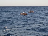 İzmir açıklarında 74 düzensiz göçmen kurtarıldı